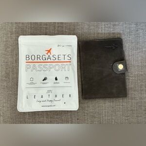 Borgasets leather passport holder